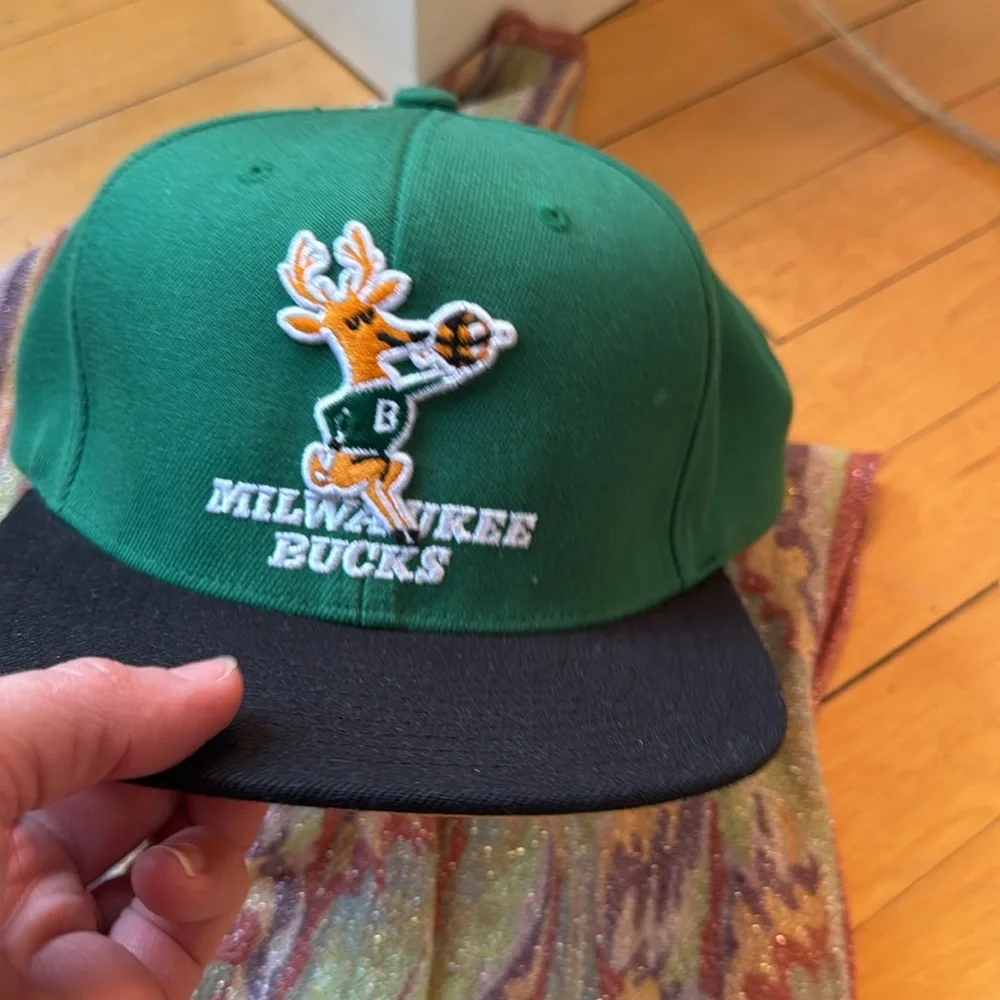 NWOT Mitchell Ness Milwaukee Bucks hat